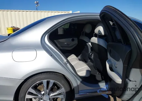 2016 Mercedes-Benz C 300 z USA, uszkodzony, nr VIN 55SWF4JB1GU170085